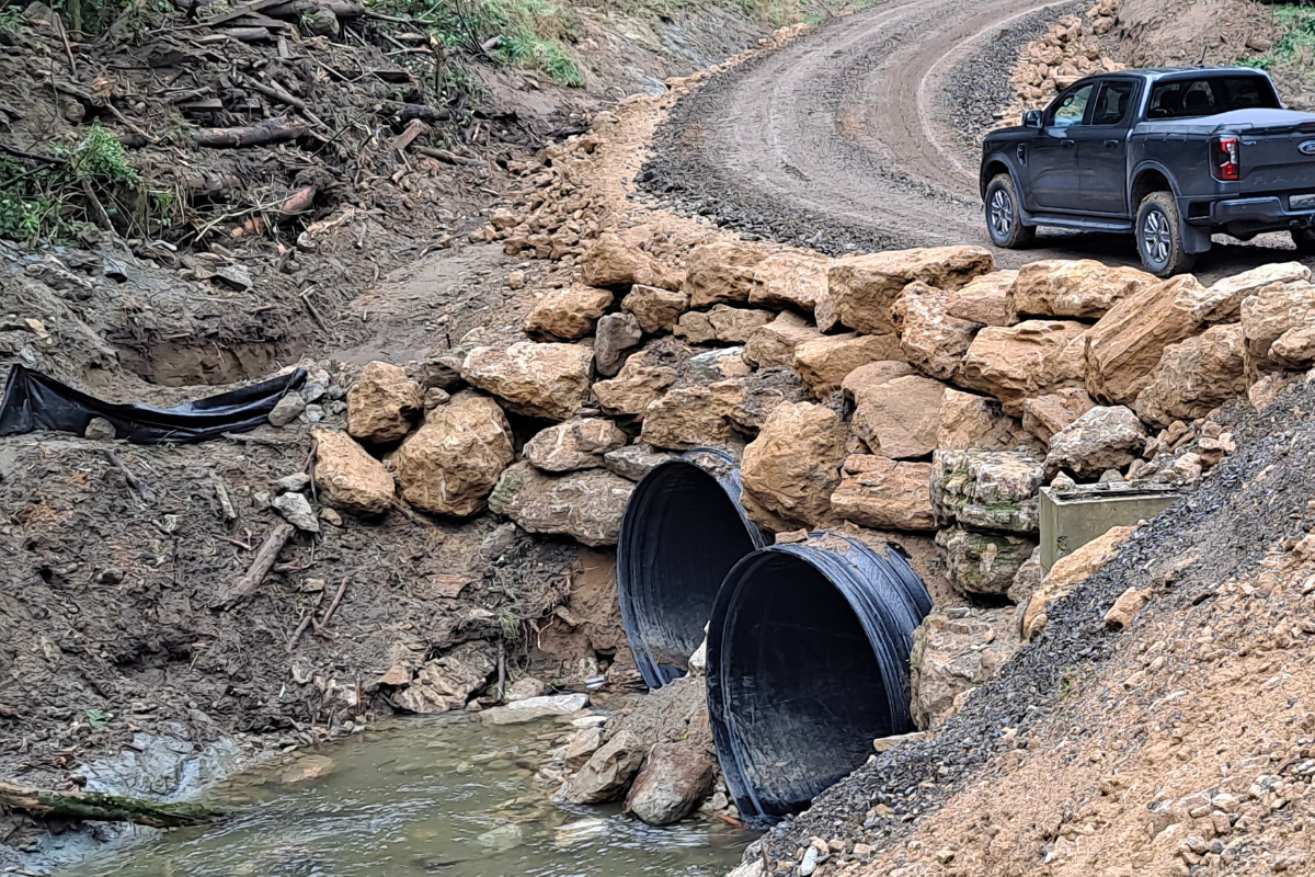 DN2500 KRAH PIPE CULVERT INSTALLATION – CYCLONE RECOVERY IN PUKETĪTIRI, HAWKE’S BAY DN2500 KRAH PIPE CULVERT INSTALLATION – CYCLONE RECOVERY IN PUKETĪTIRI, HAWKE’S BAY